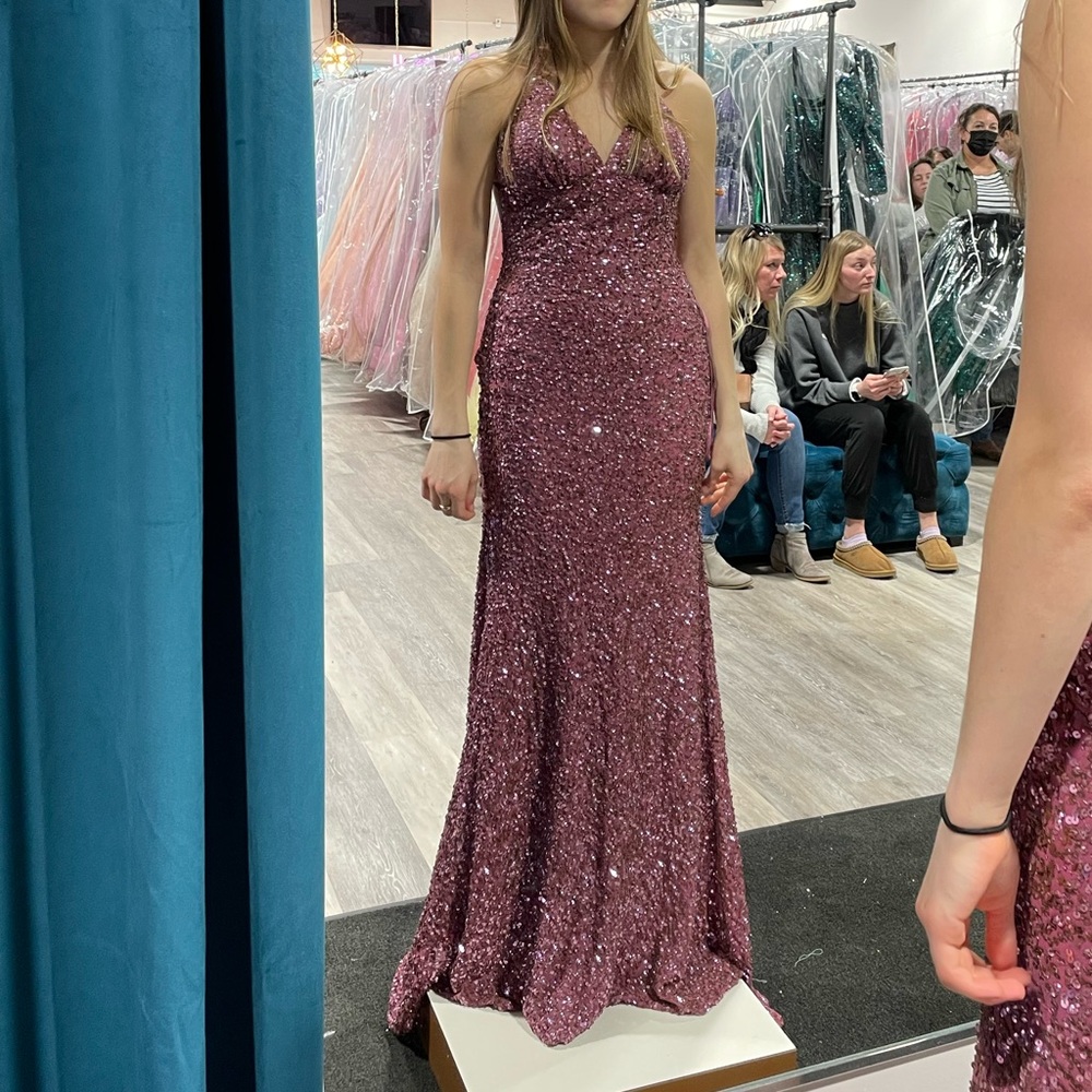 Size small bodycon full length dress. I’m great condition, worn once!